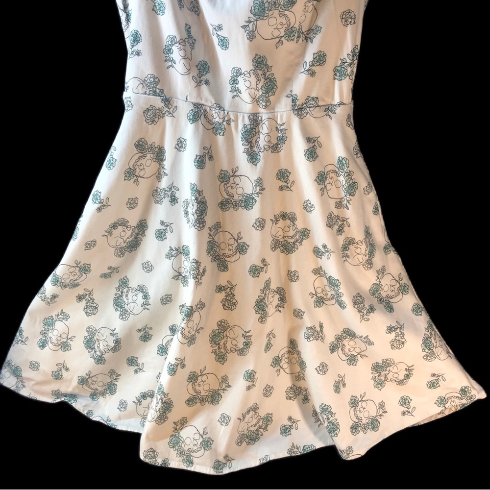 Hot Topic ๐
๐
ฆ๐
๐
ฃ Skulls & Floral Design Pinup-Rockabilly Dress Size S - Picture 5 of 12